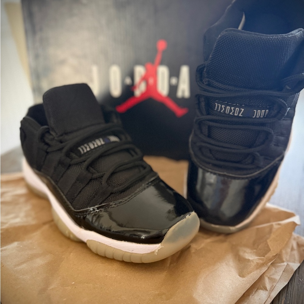 Air Jordan 11 Retro Low "Space Jam" Womens size 7